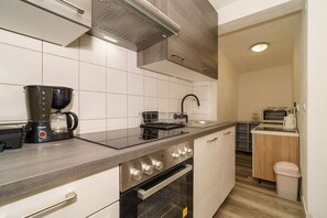 Kühlschrank, Herdplatte, Wasserkocher mit Kaffee-/Teezubehör
