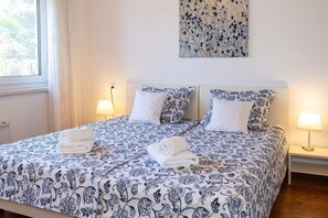 Escritorio, wifi gratis y ropa de cama 