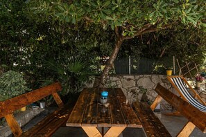 Outdoor dining - Impressive holiday home just 80 metres from the beach with Mediterranean garden and chill-out area (Crikvenica)