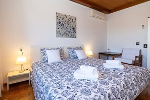 Desk, free WiFi, bed sheets - Impressive holiday home just 80 metres from the beach with Mediterranean garden and chill-out area (Crikvenica)