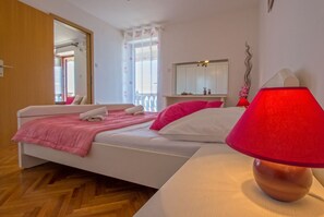 Una scrivania, Wi-Fi gratuito, lenzuola