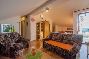 Living area - Picturesque attic apartment with breathtaking sea views, only 400 metres from the beach (Novi Vinodolski)