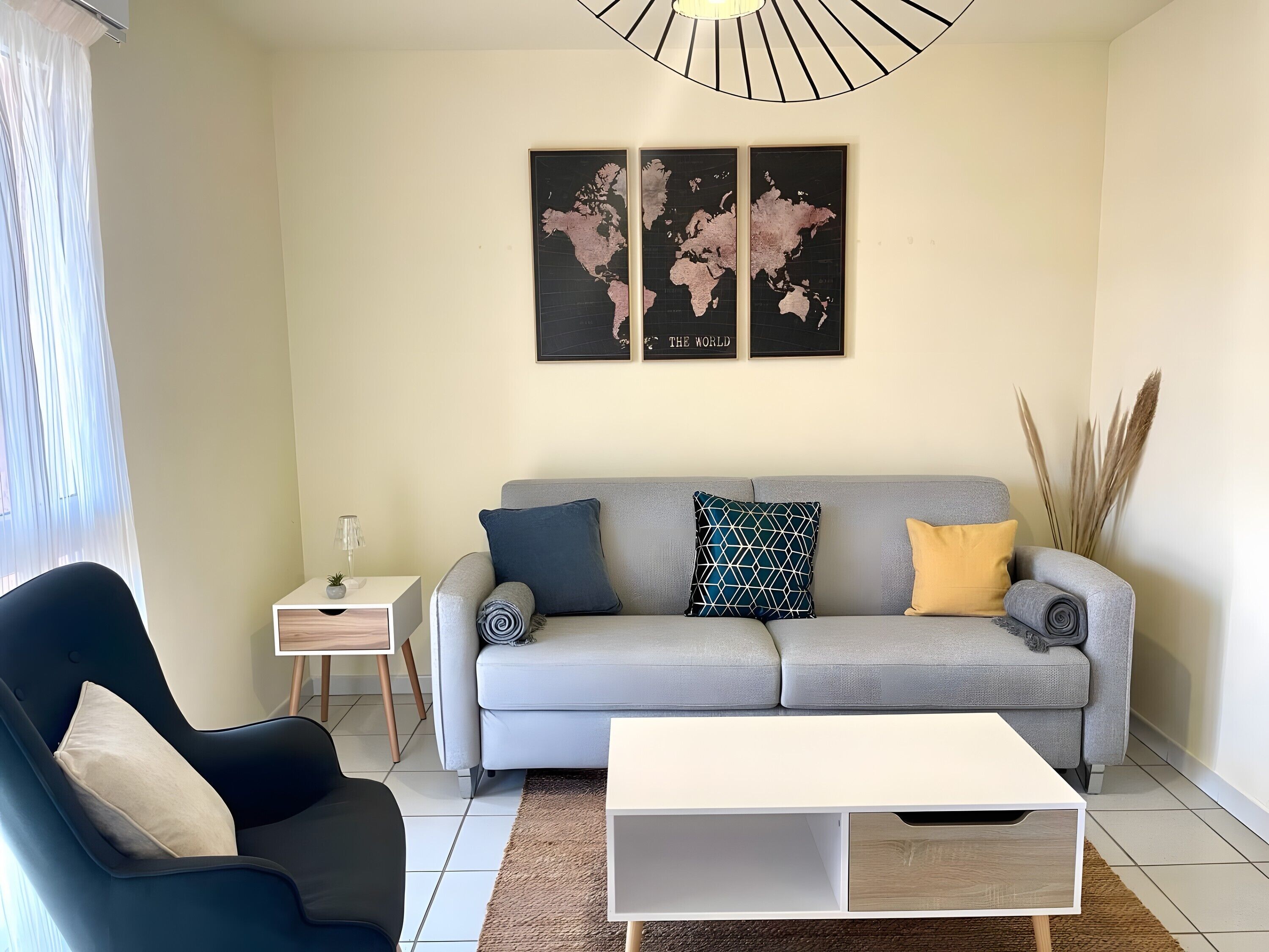 Una televisión, una mesa de tenis de mesa