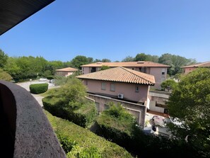 Property grounds - Beautiful Apartment in Residence with Pool, Terrace, and Air Conditioning (Saint-Cyprien Plage)