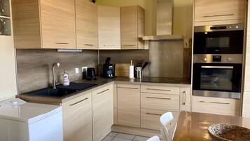 Een koelkast, een microgolfoven, een oven, een kookplaat