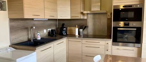 Réfrigérateur, micro-ondes, four, plaque de cuisson