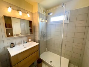 Shower, hair dryer - Beautiful Apartment in Residence with Pool, Terrace, and Air Conditioning (Saint-Cyprien Plage)
