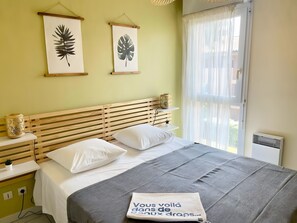 Iron/ironing board, WiFi - Beautiful Apartment in Residence with Pool, Terrace, and Air Conditioning (Saint-Cyprien Plage)