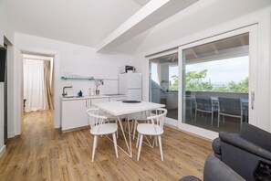Fridge, microwave, stovetop, coffee/tea maker - Modern penthouse just 200 metres from the sandy beach with sea views and parking space (Crikvenica)