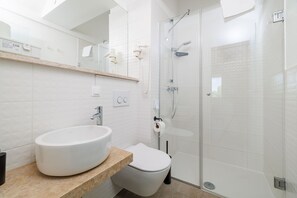 Shower, hair dryer, towels - Modern penthouse just 200 metres from the sandy beach with sea views and parking space (Crikvenica)