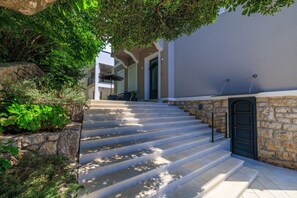 Property grounds - Modern penthouse just 200 metres from the sandy beach with sea views and parking space (Crikvenica)