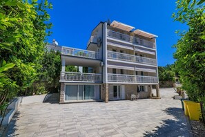 Exterior - Bright apartment just 300 metres from the beach with sea views, barbecue area, washing machine (Dramalj)