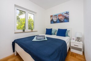 Desk, free WiFi, bed sheets - Bright apartment just 300 metres from the beach with sea views, barbecue area, washing machine (Dramalj)