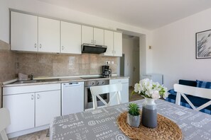 Fridge, stovetop, dishwasher, coffee/tea maker - Bright apartment just 300 metres from the beach with sea views, barbecue area, washing machine (Dramalj)