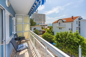 Property grounds - Bright apartment just 300 metres from the beach with sea views, barbecue area, washing machine (Dramalj)
