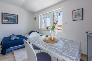 Dining - Cosy apartment just 300 metres from the beach with sea view, parking space, barbecue area (Dramalj)