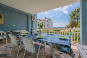 Outdoor dining - Large apartment just 300 metres from the beach with sea views and washing machine (Dramalj)