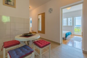 Dining - Large apartment just 300 metres from the beach with sea views and washing machine (Dramalj)