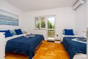 Desk, free WiFi, bed sheets - Large apartment just 300 metres from the beach with sea views and washing machine (Dramalj)