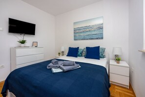 Desk, free WiFi, bed sheets - Large apartment just 300 metres from the beach with sea views and washing machine (Dramalj)