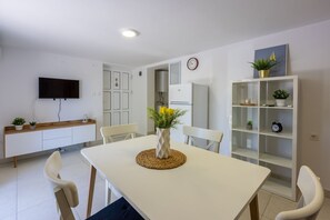 Dining - Modern apartment just 300 metres from the beach with barbecue area and private parking (Dramalj)