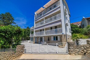 Exterior - Modern apartment just 300 metres from the beach with barbecue area and private parking (Dramalj)
