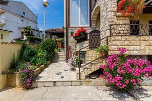 Property grounds - Idyllic studio apartment in the old town with private parking and 400 metres from the beach (Crikvenica)