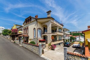 Exterior - Idyllic studio apartment in the old town with private parking and 400 metres from the beach (Crikvenica)