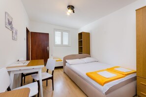 1 bedroom, desk, free WiFi, bed sheets - Idyllic studio apartment in the old town with private parking and 400 metres from the beach (Crikvenica)