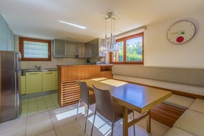 Geladeira, micro-ondas, cooktop, lava-louças