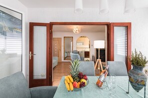 Dining - Light-filled apartment just 200 metres from the beach with sea views, pets allowed (Crikvenica)