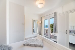 Desk, free WiFi, bed sheets - Light-filled apartment just 200 metres from the beach with sea views, pets allowed (Crikvenica)