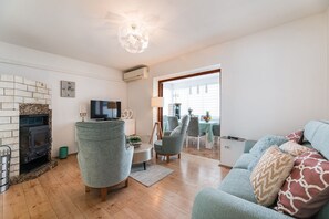Living area - Light-filled apartment just 200 metres from the beach with sea views, pets allowed (Crikvenica)