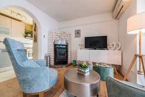 Living area - Light-filled apartment just 200 metres from the beach with sea views, pets allowed (Crikvenica)