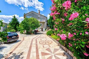 Property grounds - Light-filled apartment just 200 metres from the beach with sea views, pets allowed (Crikvenica)