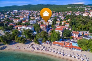 På stranden