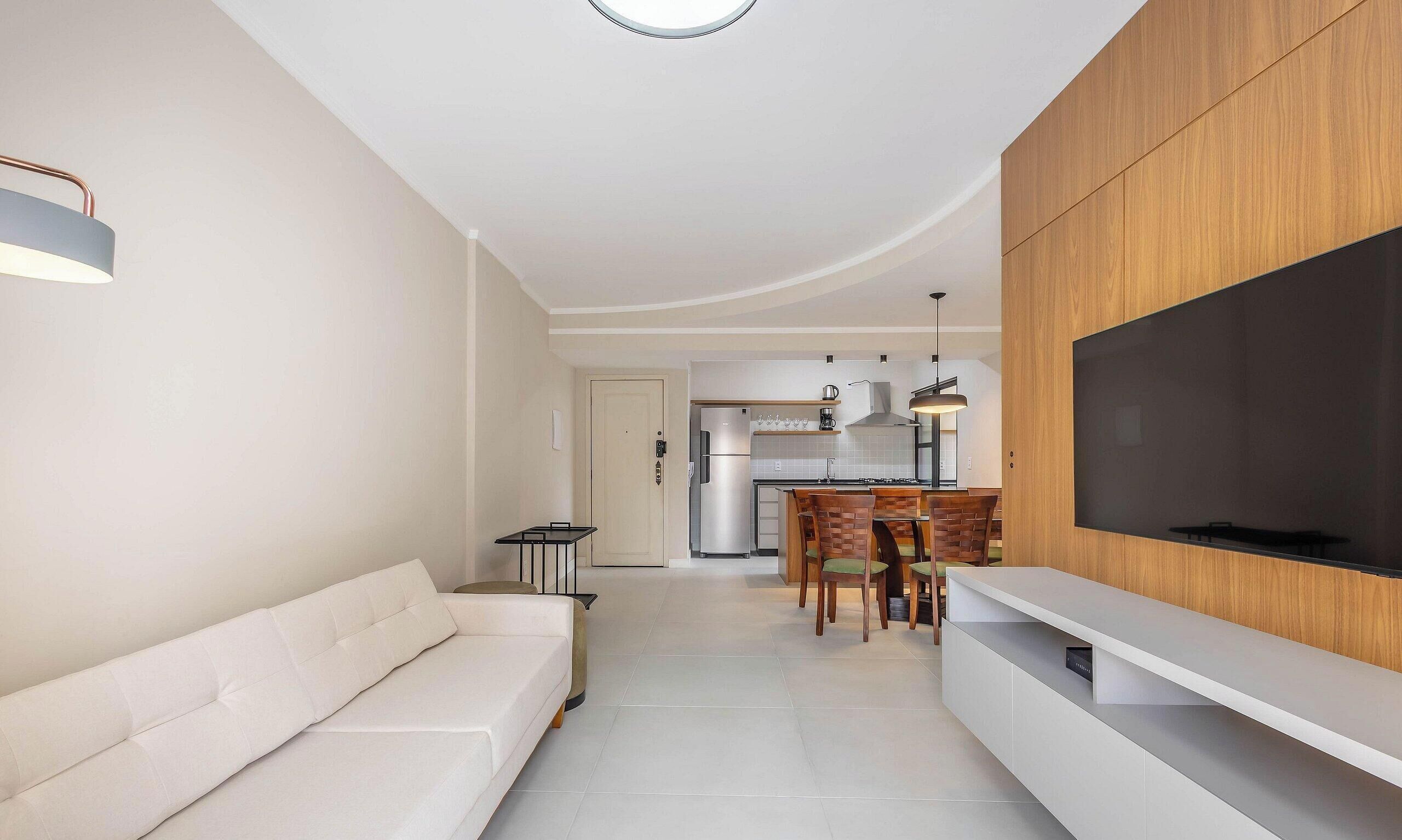 Leilighet – basic | Oppholdsområde | En 32-tommers smart-TV med digitale kanaler