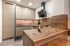 Fridge, microwave, stovetop, dishwasher - Completely renovated apartment just 500 metres from the beach with barbecue, smart TV and tumble dryer (Crikvenica)