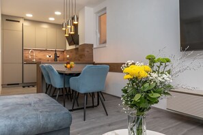 Dining - Completely renovated apartment just 500 metres from the beach with barbecue, smart TV and tumble dryer (Crikvenica)