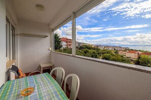 Outdoor dining - Quiet apartment just 500 metres from the beach with sea views and washing machine (Crikvenica)