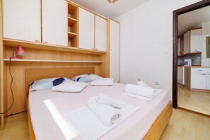 2 bedrooms, desk, free WiFi, bed sheets - Quiet apartment just 500 metres from the beach with sea views and washing machine (Crikvenica)