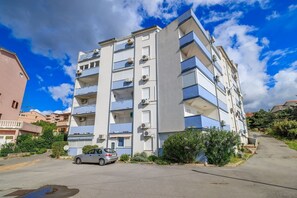 Exterior - Quiet apartment just 500 metres from the beach with sea views and washing machine (Crikvenica)