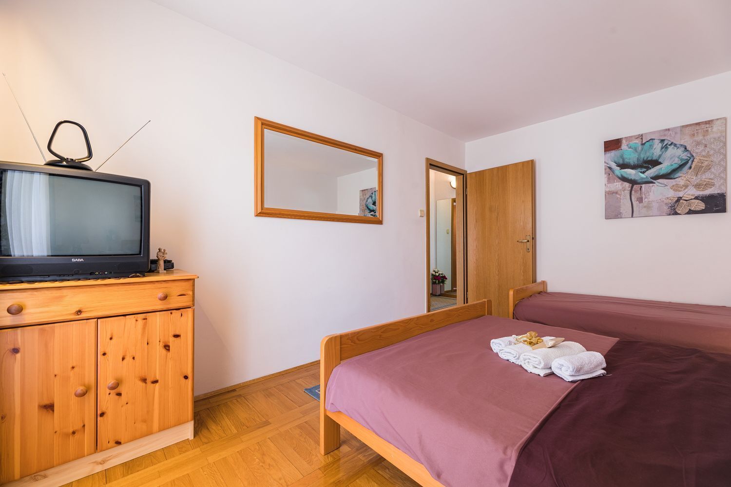 Escritorio, wifi gratis, ropa de cama