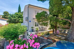 Property grounds - Unique apartment just 390 metres from the beach with sea views, 3 parking spaces, WiFi (Selce)