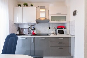 Fridge, microwave, stovetop, coffee/tea maker - Unique apartment just 390 metres from the beach with sea views, 3 parking spaces, WiFi (Selce)