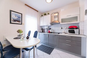 Fridge, microwave, stovetop, coffee/tea maker - Unique apartment just 390 metres from the beach with sea views, 3 parking spaces, WiFi (Selce)