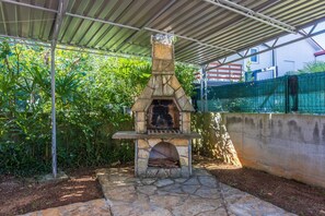 Terrace/patio - Mediterranean apartment just 750 metres from the beach with barbecue, air conditioning and WiFi (Malinska)