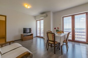 Dining - Cosy apartment with sea view, private parking, garden, air conditioning, WiFi (Crikvenica)