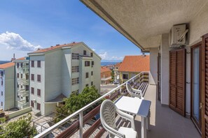 Property grounds - Cosy apartment with sea view, private parking, garden, air conditioning, WiFi (Crikvenica)