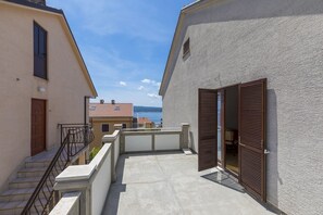 Property grounds - Cosy apartment with sea view, private parking, garden, air conditioning, WiFi (Crikvenica)